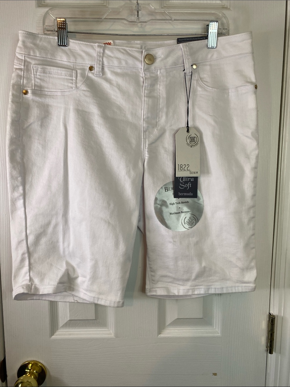 1822 Denim White Women’s Bermuda Shorts with Gold Rivets Size 16.